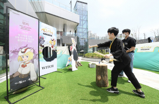지난 22일 서울 구로동 소재 넷마블 사옥에서 열린 이용자 대상 쇼케이스에서 현장을 방문한 이용자들이 이벤트에 참여하고 있다. 넷마블 제공